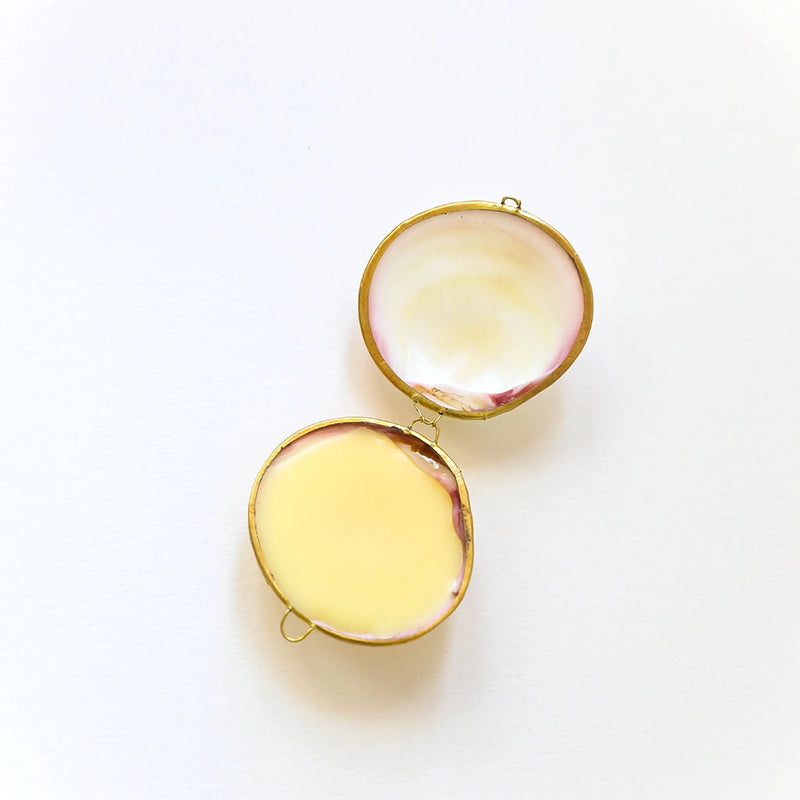 earth tu face lavender and mint lip balm in white clam shell